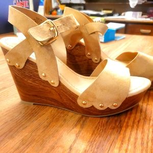 NWOT Hippy laundry 5" leather tan wedges